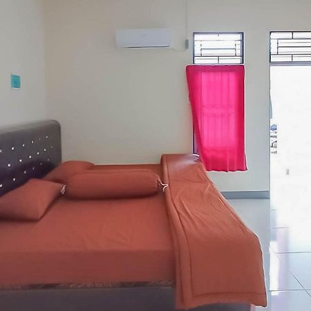 Homestay Verisha Mitra Reddoorz Singkawang Exterior foto