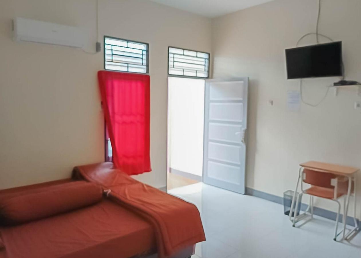 Homestay Verisha Mitra Reddoorz Singkawang Exterior foto